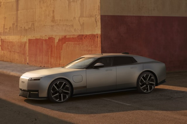 Вообще без заднего стекла и на 1016 л.с: Jaguar представила серийный электромобиль Type 01