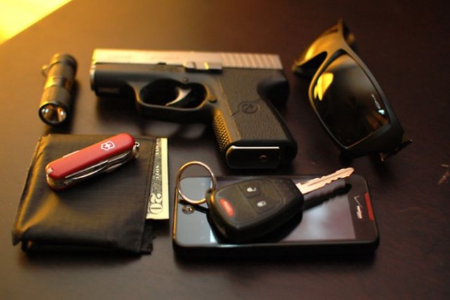 Средства самозащиты - кто что таскает в карманах?