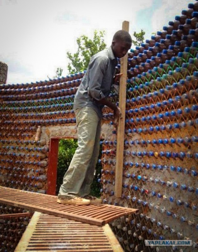 Нигерийцы строят огнеупорные, пуленепробиваемые и экологические дома из пластиковых бутылок и грязи