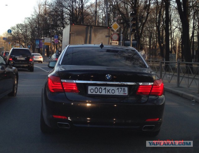 BMW гос. советника прокатился по "встречке" на глазах у инспекторов ГИБДД