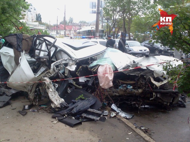 Ночью 5 мая в районе автовокзала Симферополя произошло жуткое ДТП с участием автомобиля BMW X6