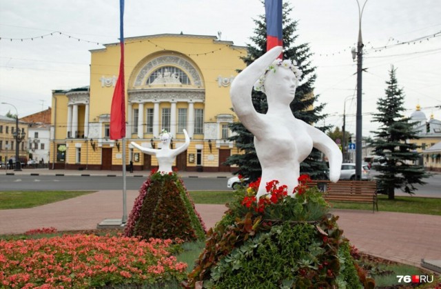 В центре Ярославля установили скульптуры танцующим девушкам, посвященные году театра в России