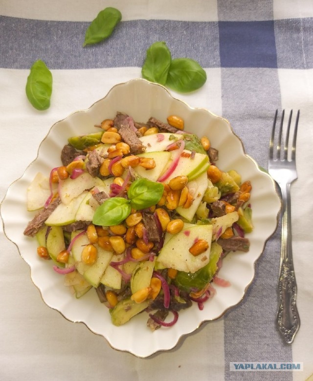 Давайте поговорим о приятном!Салат с брюссельской капустой, арахисом под горчичной заправкой