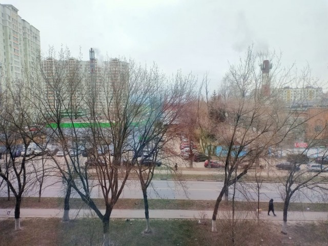 Давайте фото у кого какой вид из окна на оживленные улицы городов в настоящий момент