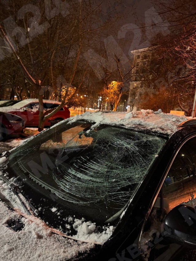 В Москве на 1-м Новоподмосковном переулке при чистке крыши от снега пострадали два автомобиля