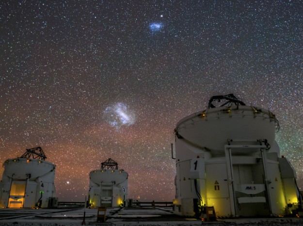 Астрономы выяснили, что на краю Млечного Пути крупная галактика пытается поглотить свою соседку