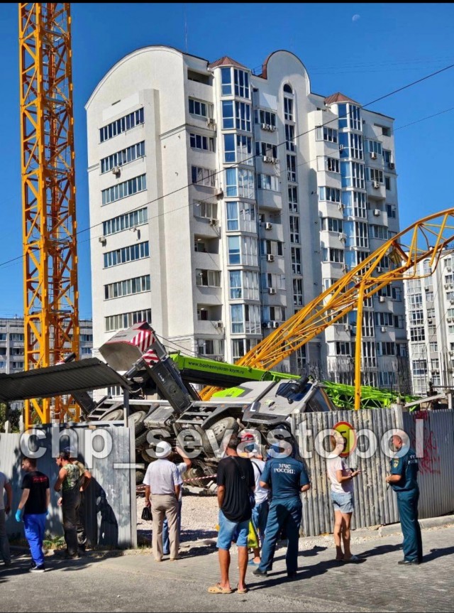 В Севастополе упал строительный кран