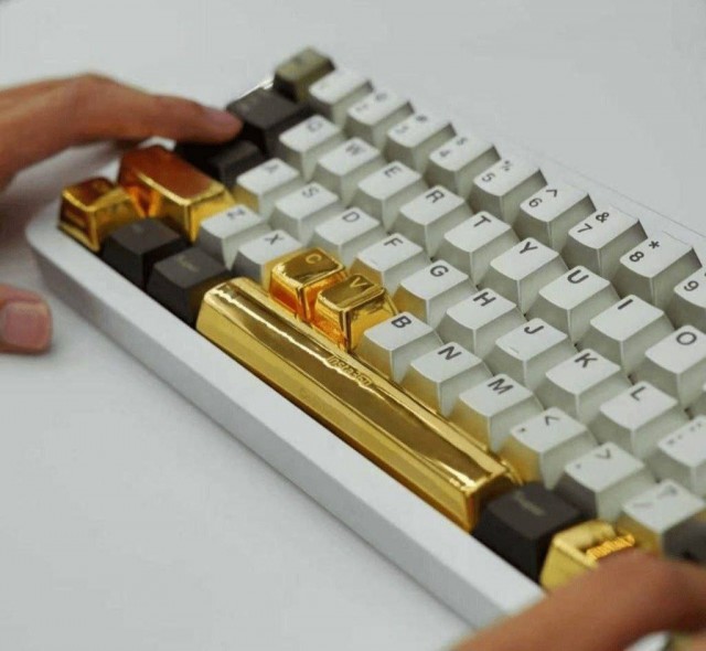 В Китае компания подарила лучшим сотрудникам золотые клавиатуры в честь дня программиста