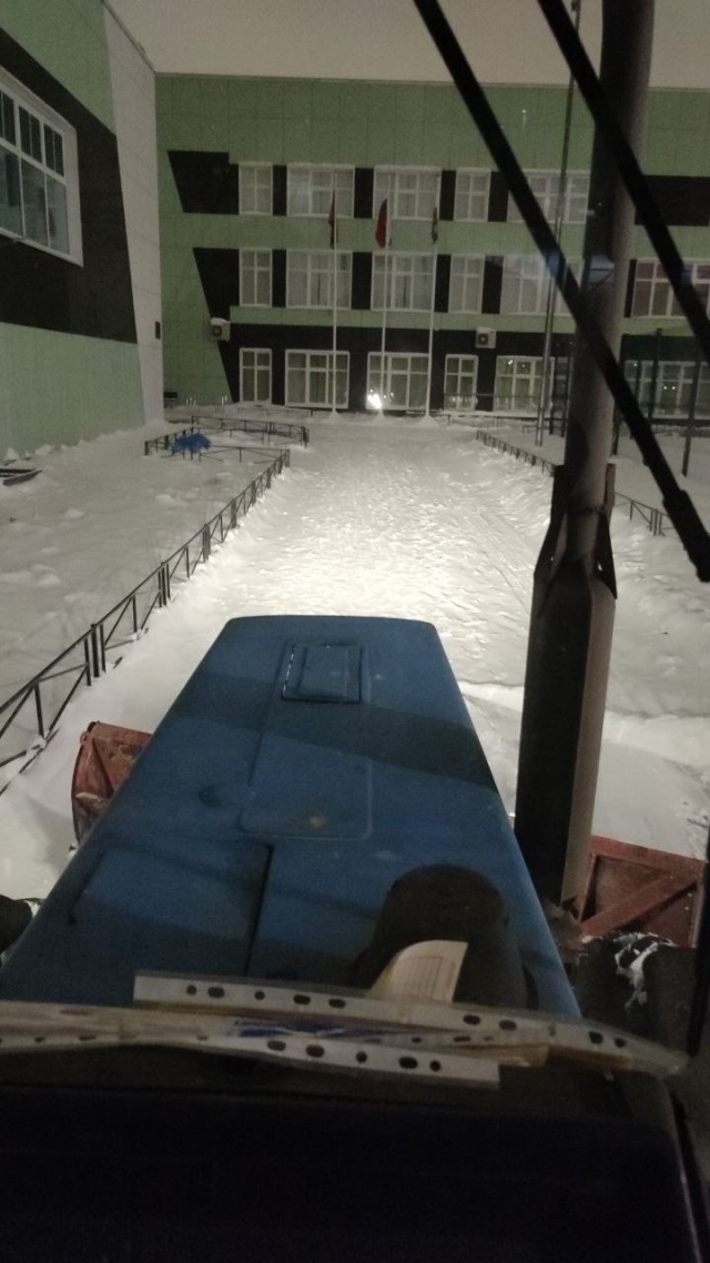 Вот нехороший человек, свой двор мог бы и лопатой убрать