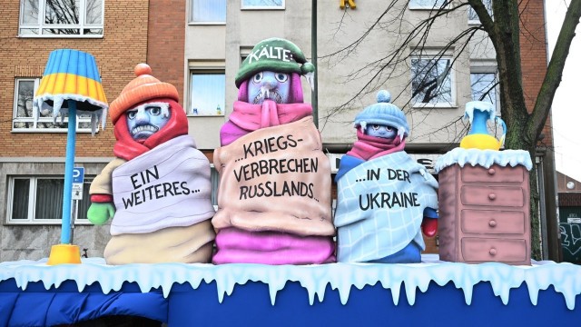 Карнавал в Северном Рейне-Вестфалии: тысячи людей празднуют на карнавальных шествиях
