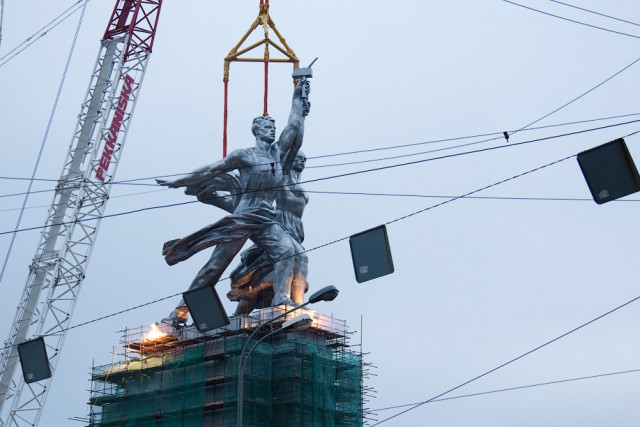 "РАбочий и Колхозница" вернулись на свое место