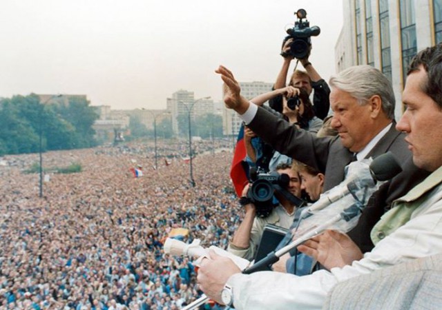 Наина Ельцина не считает 90-е лихими...рукалицо