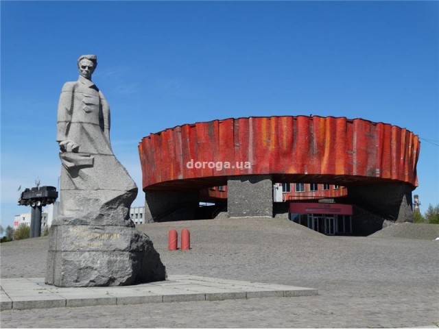 Памятник Первой конной армии "обглодали" местные жители