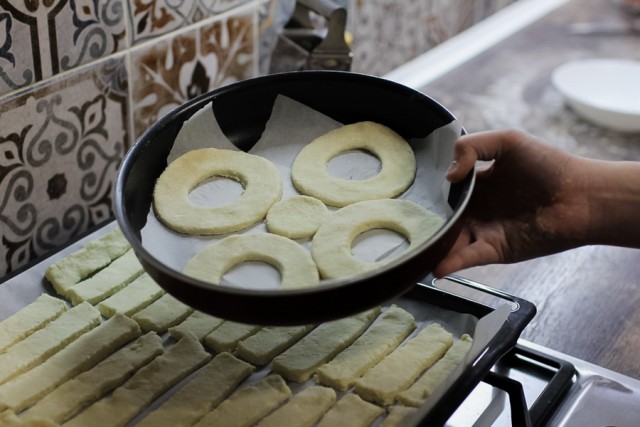 Творожно-сырные колечки с кунжутом