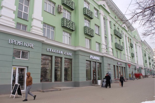 Пришла весна, начали таять первые балконы