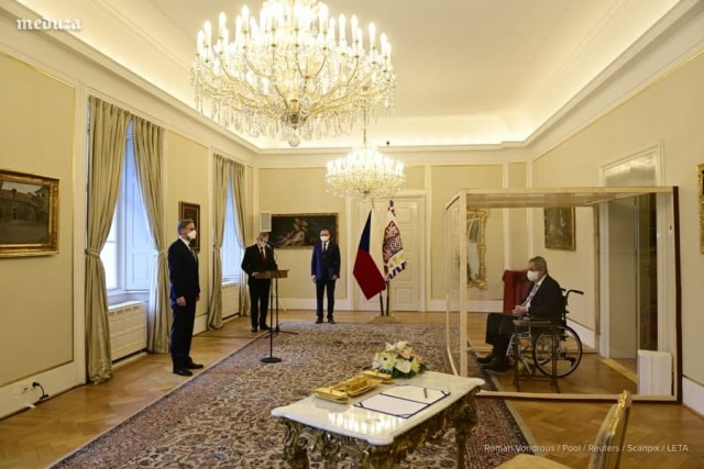 Новая реальность: заболевший ковидом президент Чехии назначал нового премьера страны, сидя в инвалидном кресле и за стеклом