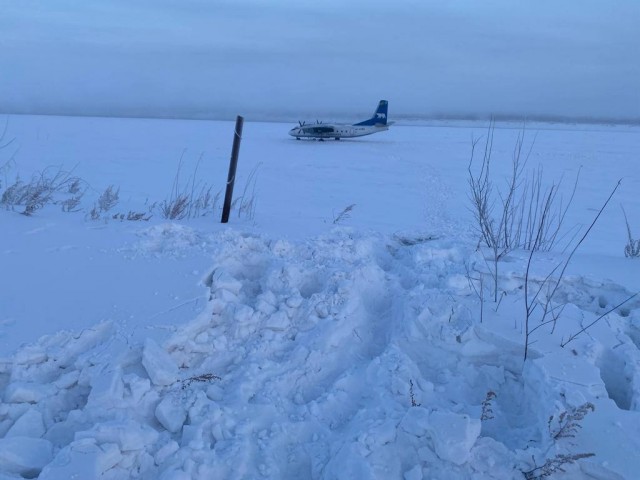 Пассажирский самолёт АН-2 сел на замерзшую реку в Якутии