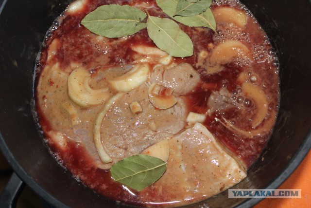 Стейк с картошкой и зеленью