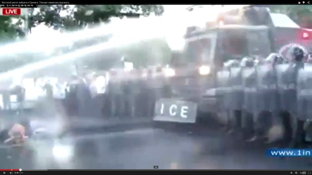 Разгон майдана в Ереване водометами
