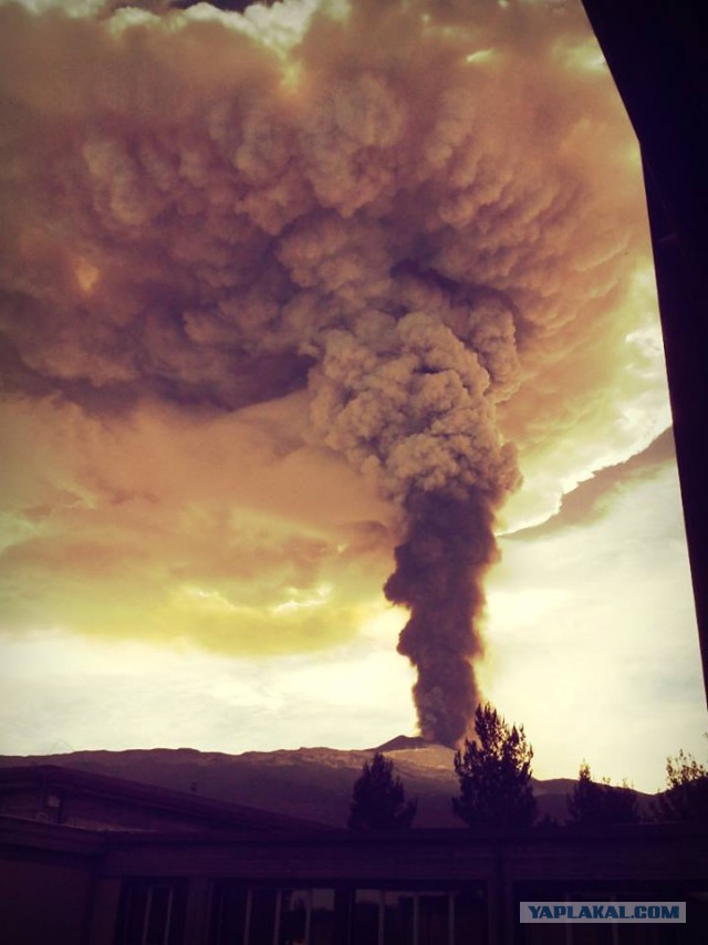 Извержение вулкана Этна в Италии