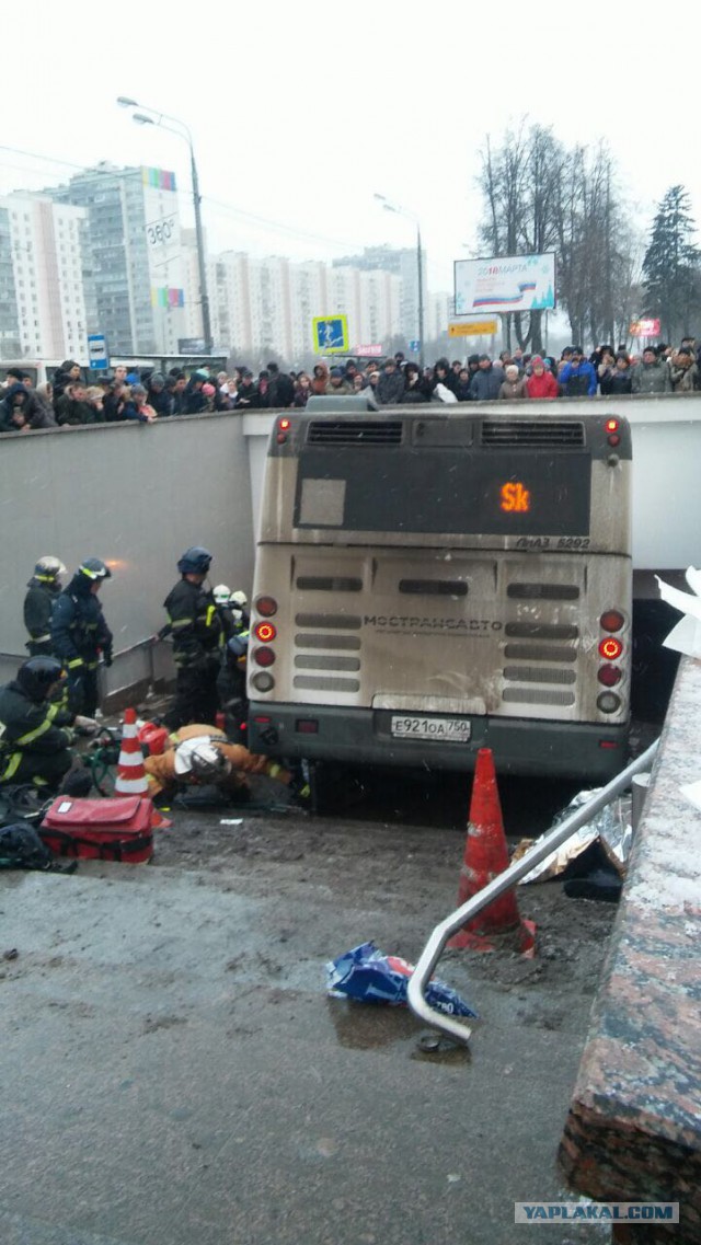 Автобус протаранил группу людей на Славянском бульваре в Москве