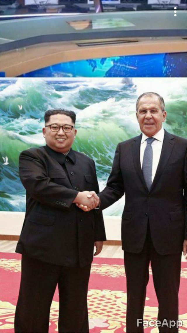 Канал «Россия-1» зачем-то подрисовала Ким Чен Ыну улыбку на фотографии с Лавровым