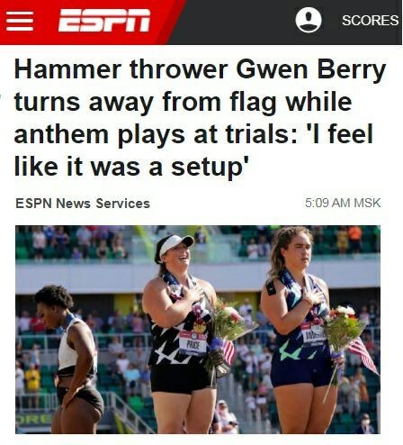 Американская спортсменка на награждении отвернулась от американского флага во время исполнения американского гимна.