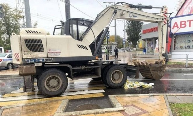 Девушка попала под экскаватор.