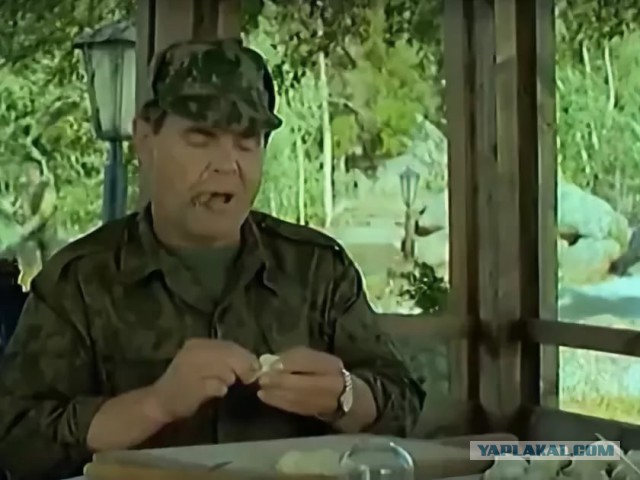 Как правильно надо есть пельмени.