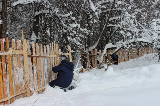 ​​Под Псковом торжественно открыли забор из горбыля, который строили 7 лет