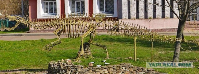 Житель Беларуси построил гнома высотой 3,5 метра из старых запчастей