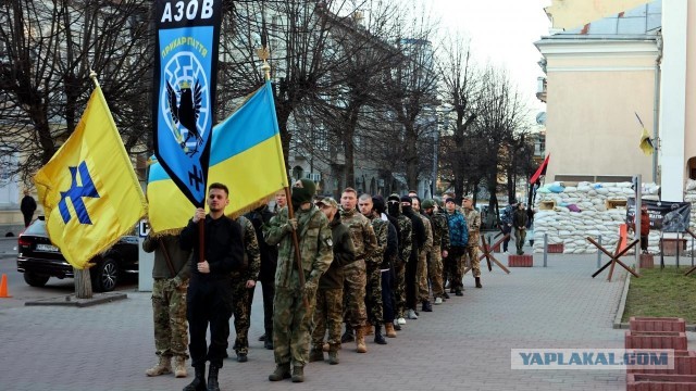 В России ищут тех, кто портит Z-автомобили. Машины поджигают и прокалывают им колёса. Возможно, к этому причастны ультраправые.