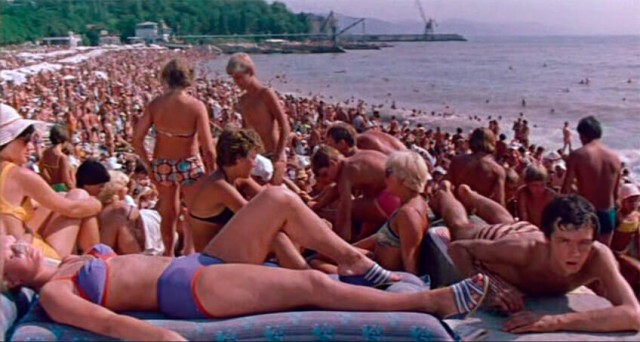 На пляжах Анапы закончились не только лежачие, но и сидячие места. Загорать там можно только стоя