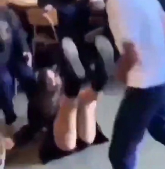 Девочкам конечно нужно уступать, но....