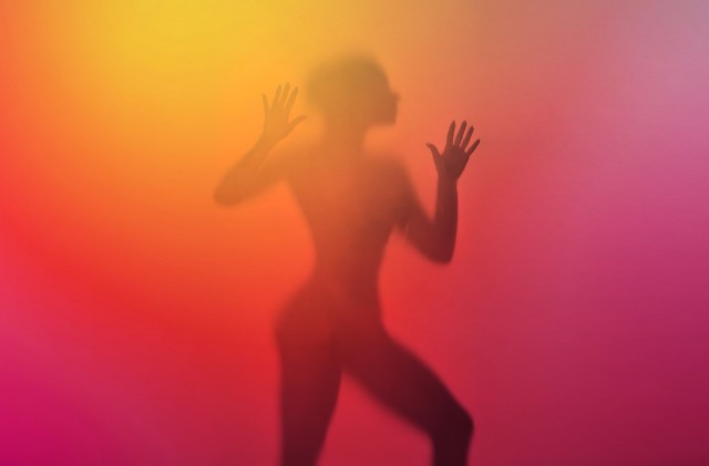 Москвич отправил мошенникам нюдсы своей жены и еще заплатил им