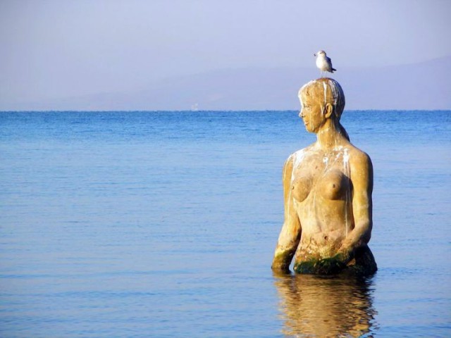 Жители Владивостока выразили недовольство обновлённой скульптурой русалки