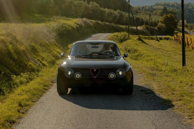 В Италии выпустили 600-сильный рестомод Alfa Romeo образца 1960-х годов — купе GT Super. Цена - полмиллиона евро