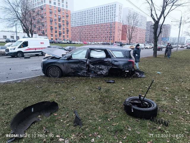 Сегодняшняя авария на Ясеневой улице на юге Москвы, где столкнулись четыре автомобиля.