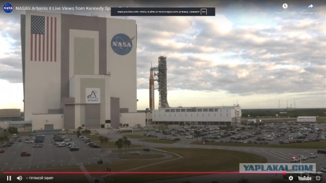Транспортер NASA выехал за лунной ракетой.
