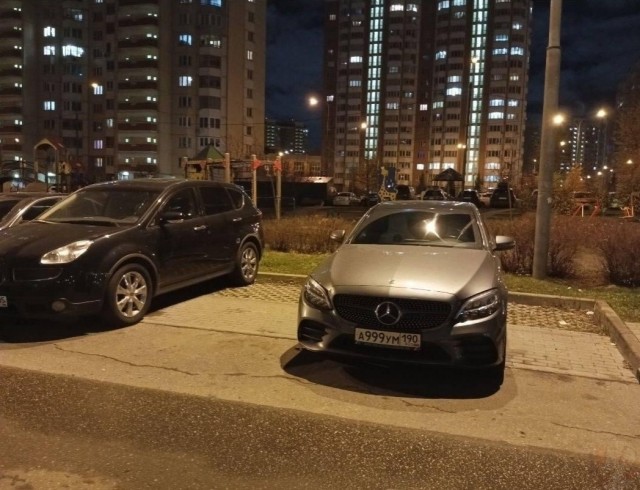 Мужчина оригинально решил проблему стоянки автомобиля "застолбив" сразу два места