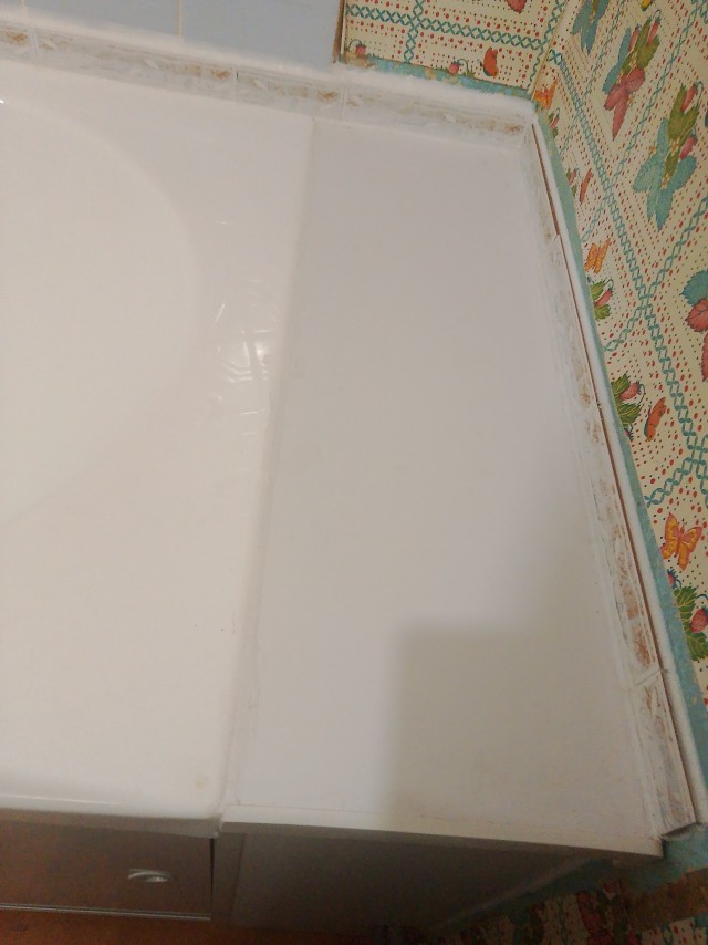 Чем расстояние между стеной и ванной заделать?