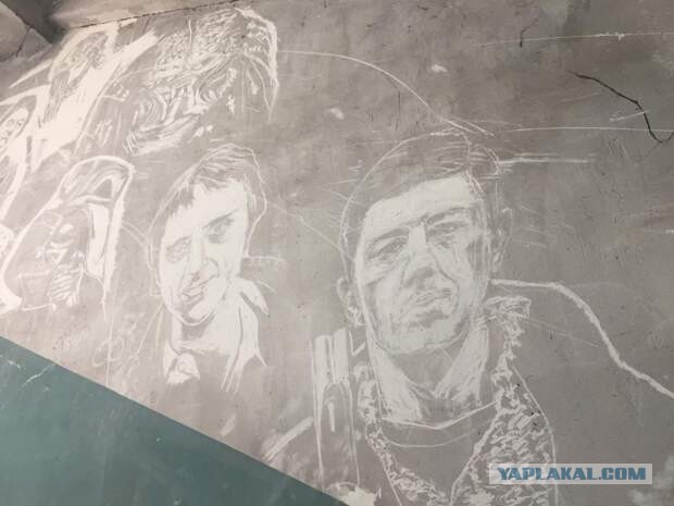 После небольшого "тюнинга" закопченный и прокуренный московский подъезд стал арт-объектом