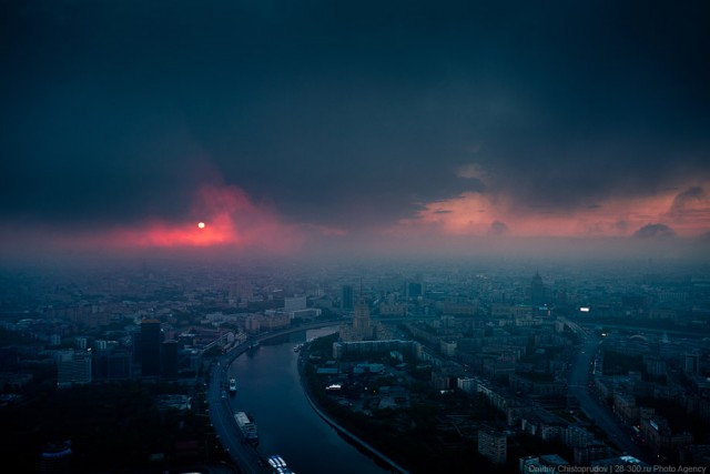 Необычный рассвет над Москвой