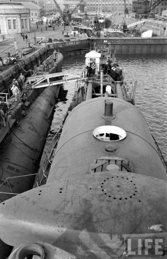 " Веселый Роджер" над субмариной