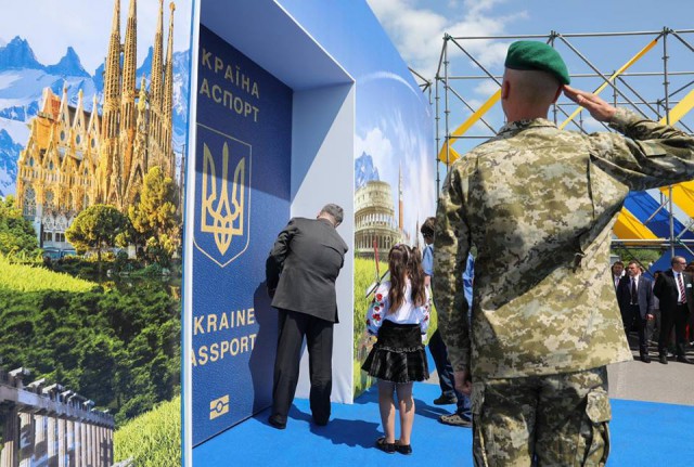 Первые украинцы въехали в ЕС без виз