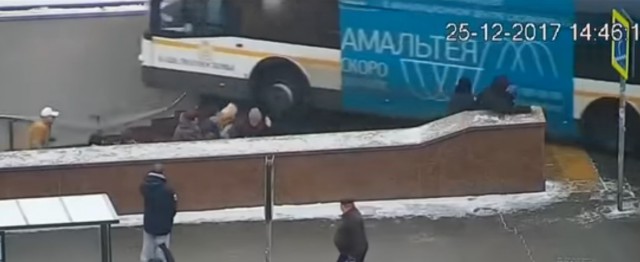 «Потерпи, солнышко. Я не доктор. Сейчас будет врач». В ДТП у метро погибли 12-летняя школьница, врач-педиатр и учитель музыки