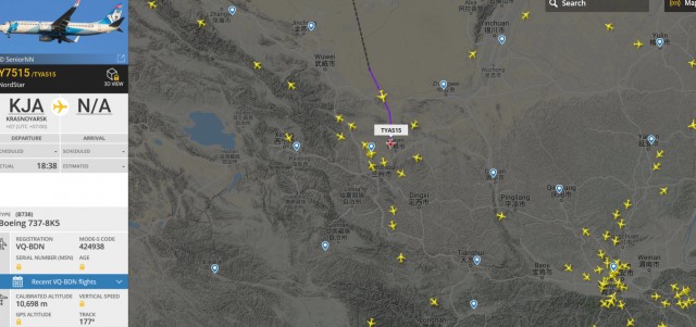 Экипаж самолета "Boeing 737-800" авиакомпании NordStar обнаружил трещину в стекле, находясь в воздухе