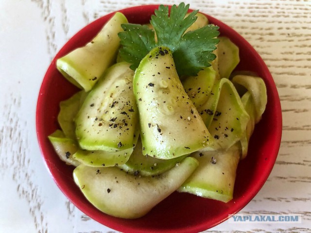 Пикантный салат из кабачков.