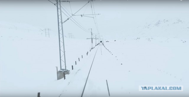 Поезд едет по Норвегии