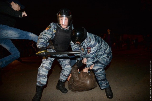 Белорусский милиционер загнал протестующего в метро и начал избивать
